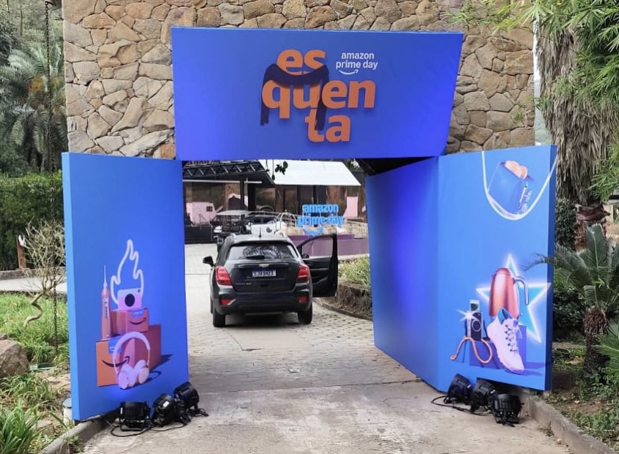 Portal azul na entrada do evento