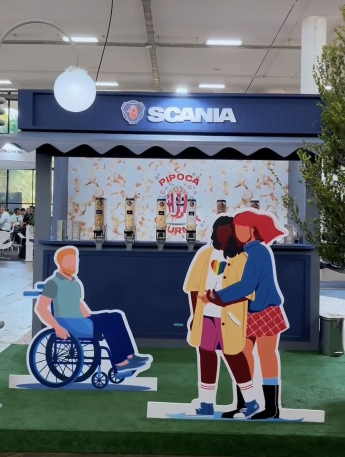 Carrinho de pipoca com totens ilustrados