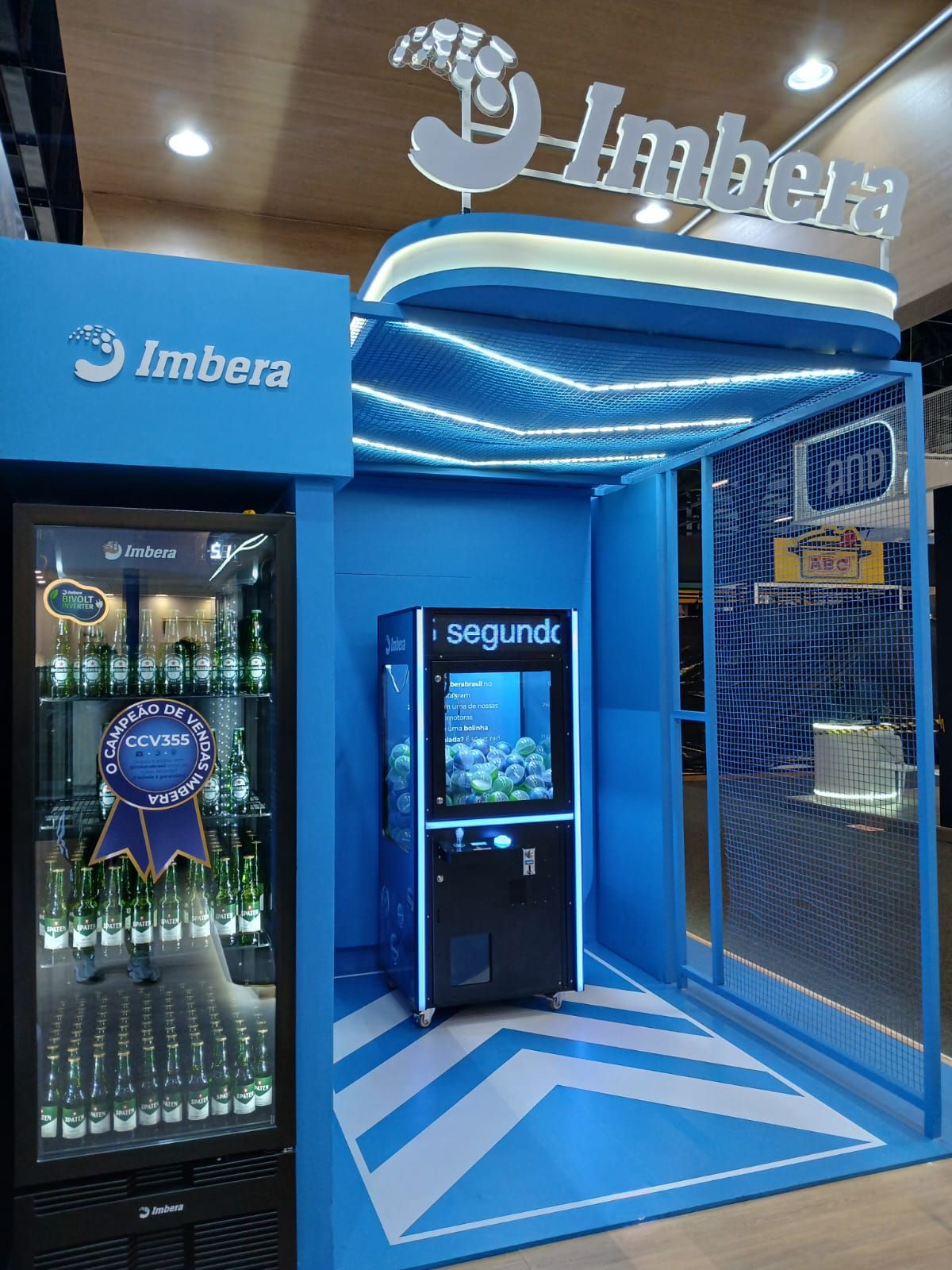 Portal iluminado em azul