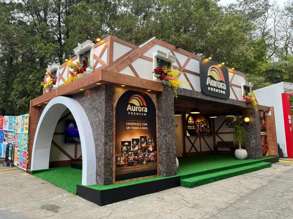 Casa cenográfica com arco de pedra