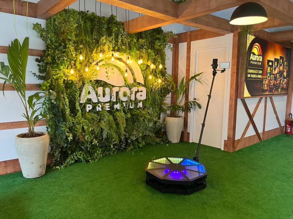 Parede verde com plataforma de vídeo 360