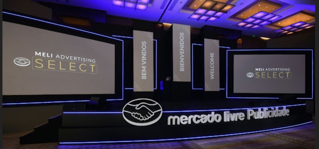 Palco com telas e letreiro iluminado