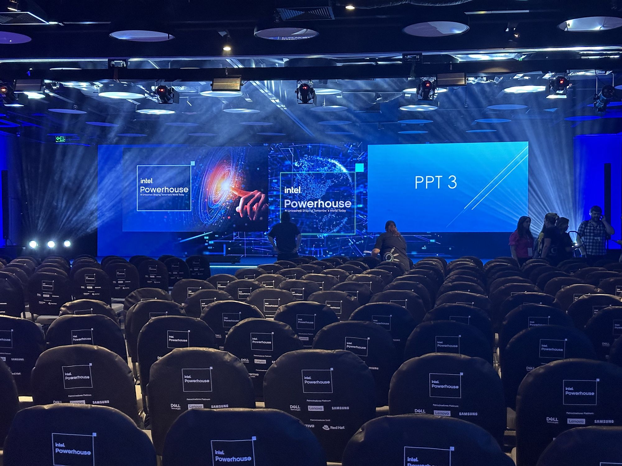 Auditório com palco e telas de LED