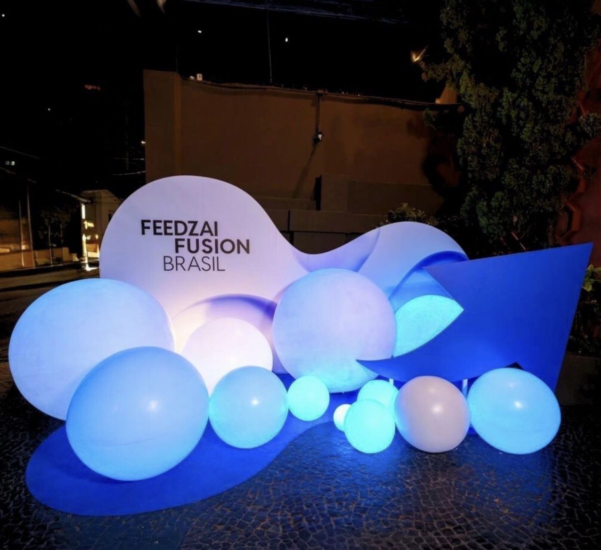 Esferas luminosas sobre base curva