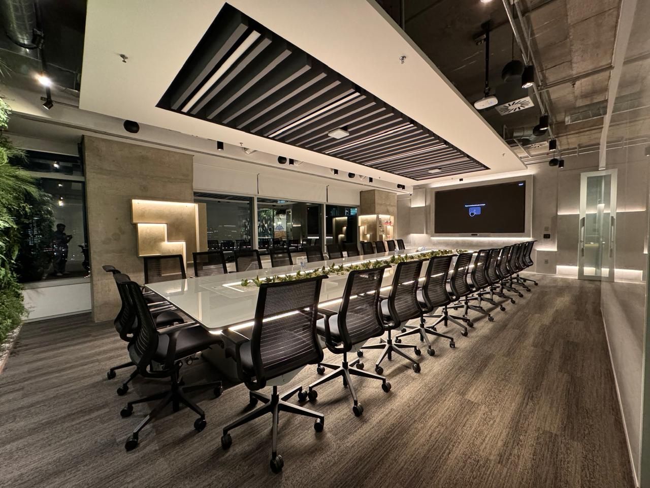Sala de reunião com forro de lâminas