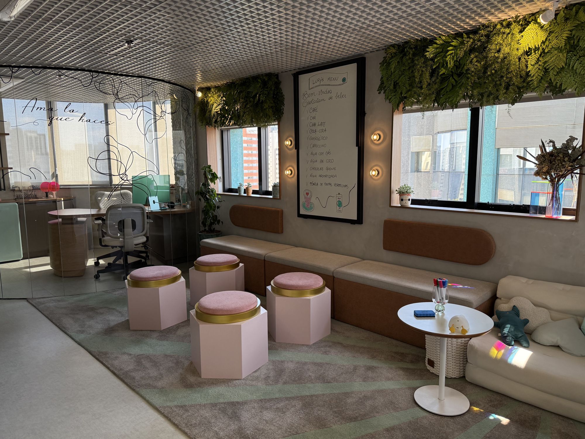 Lounge com pufes e jardim