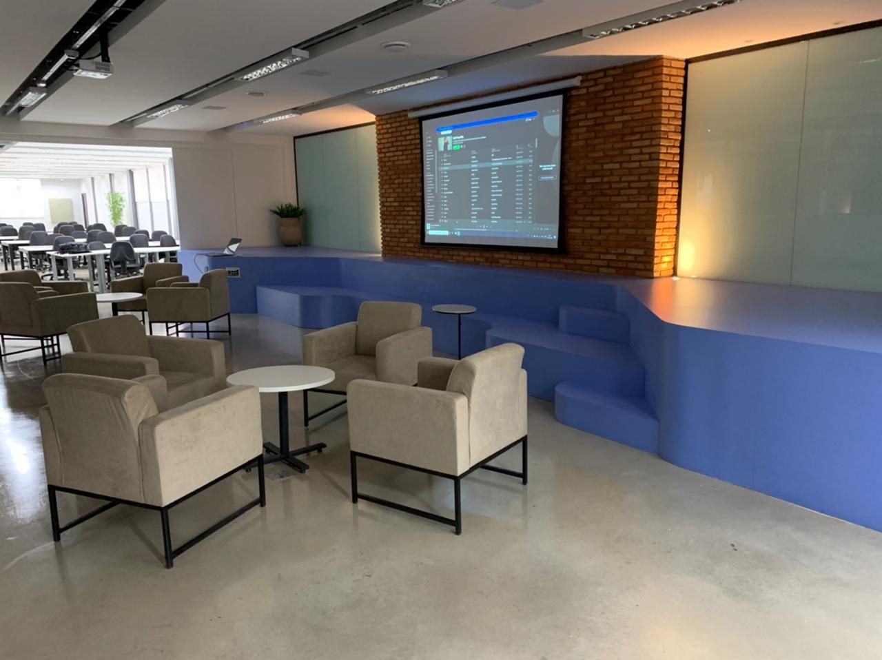Auditório com arquibancada e lounge