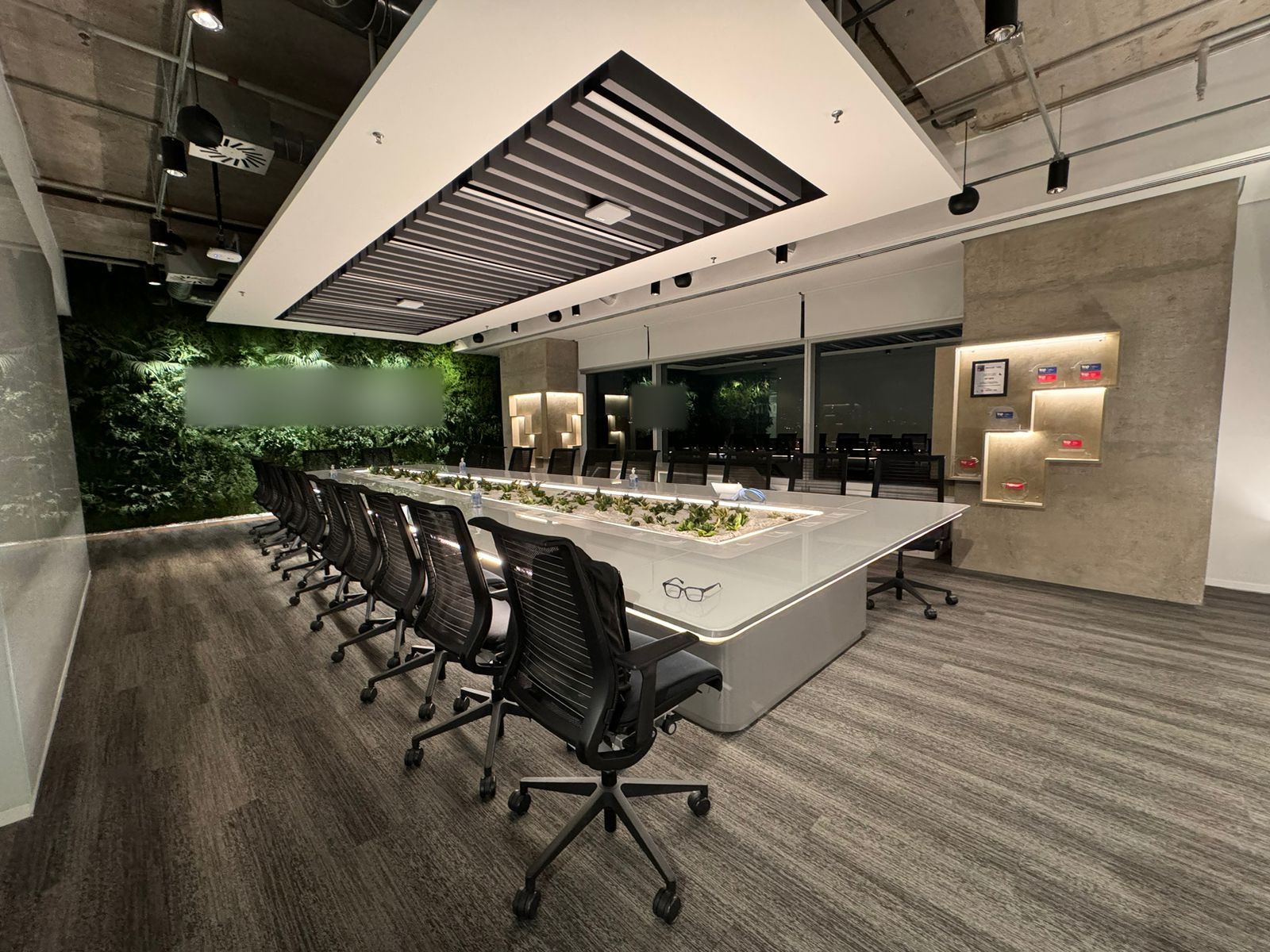 Sala de reunião com jardim vertical