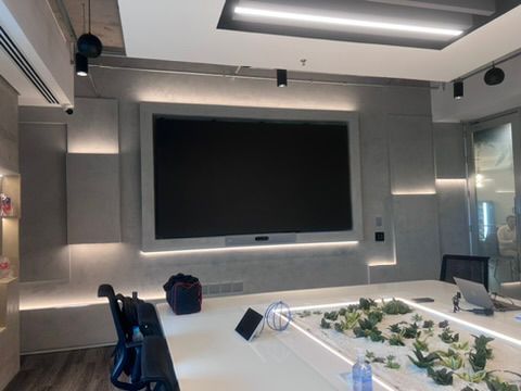 Mesa de reunião com jardim central e tela