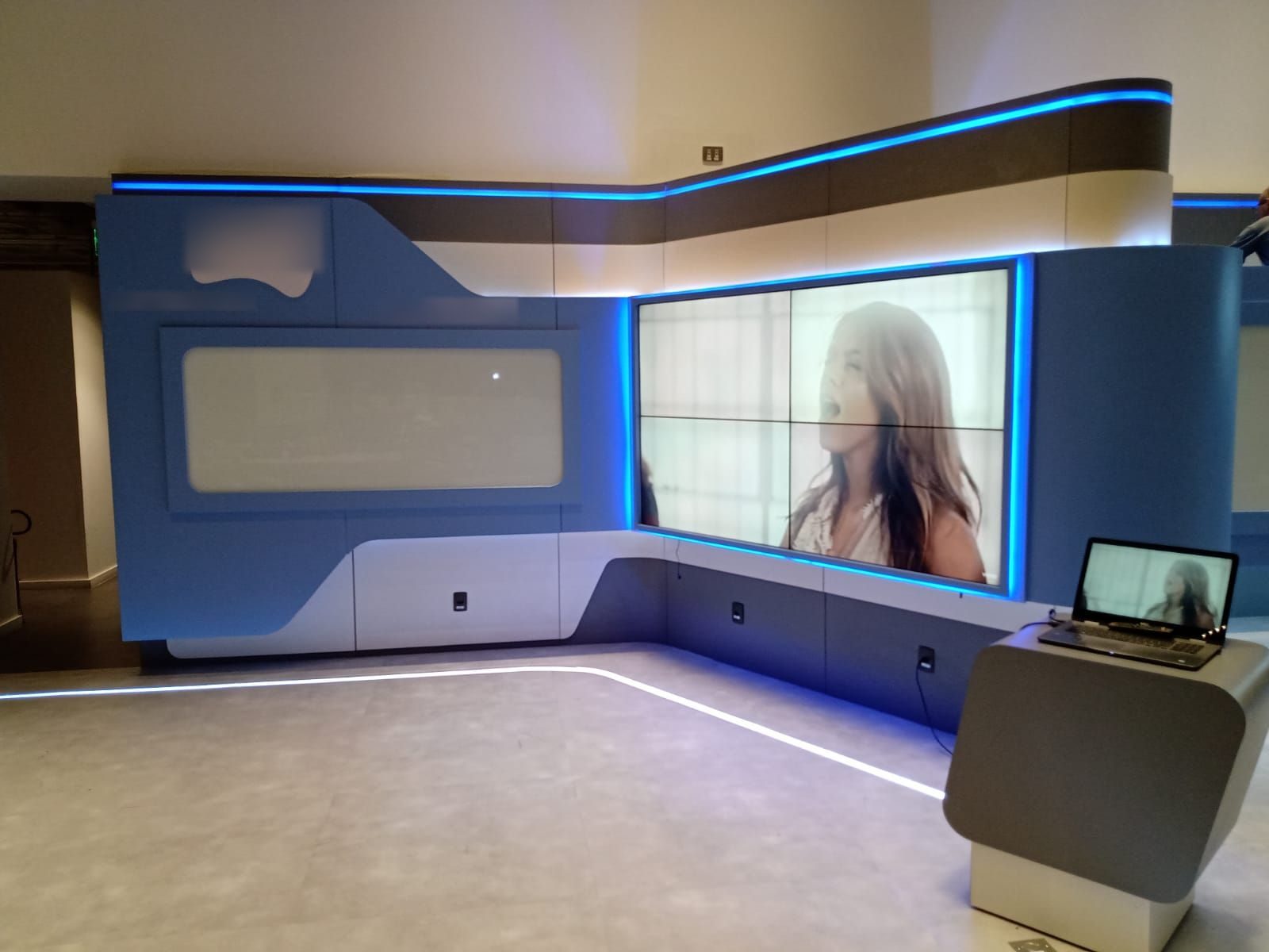 Parede curva com painel de LED