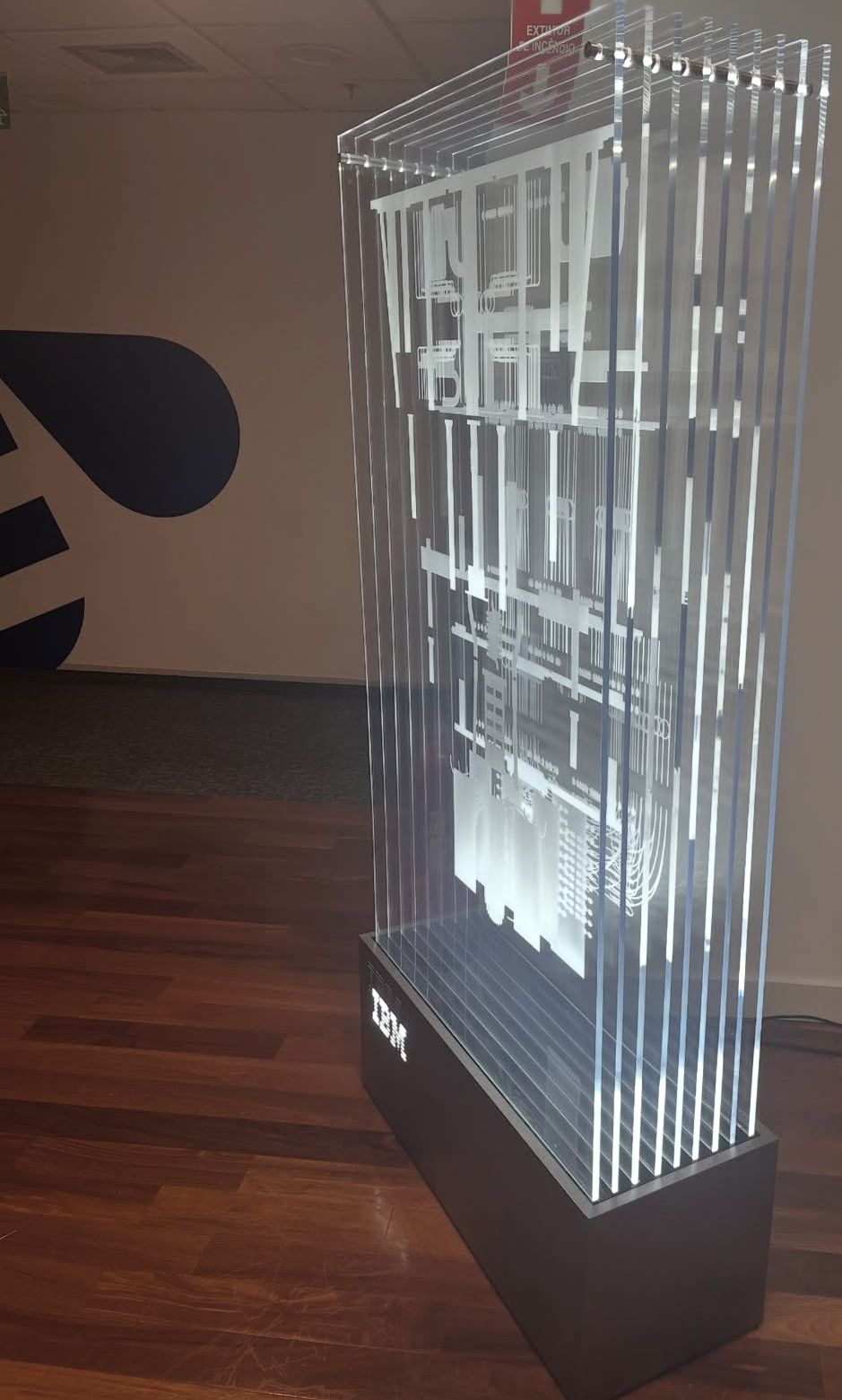 Totem de lâminas de vidro iluminadas