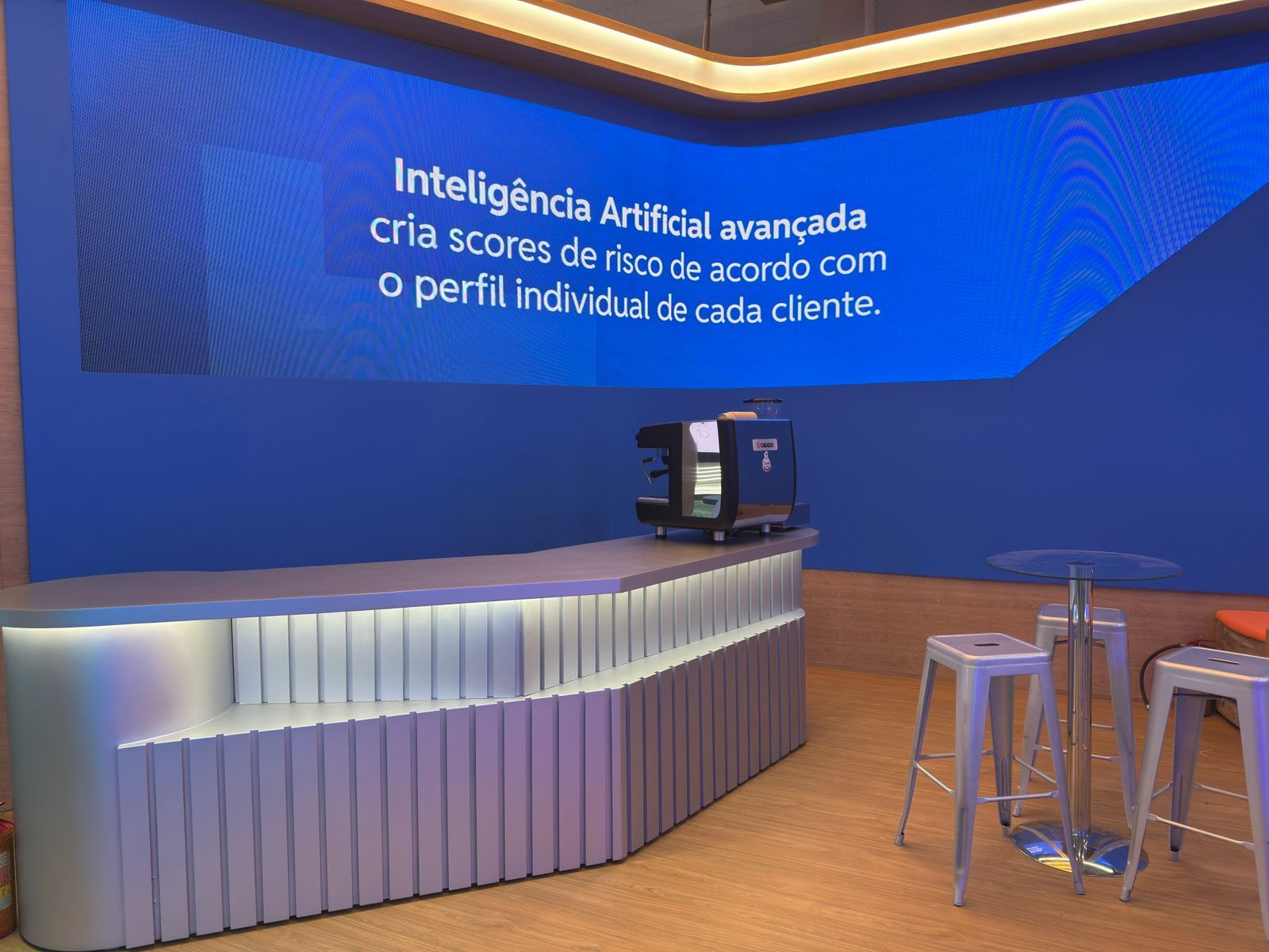 Balcão ripado com painel de LED