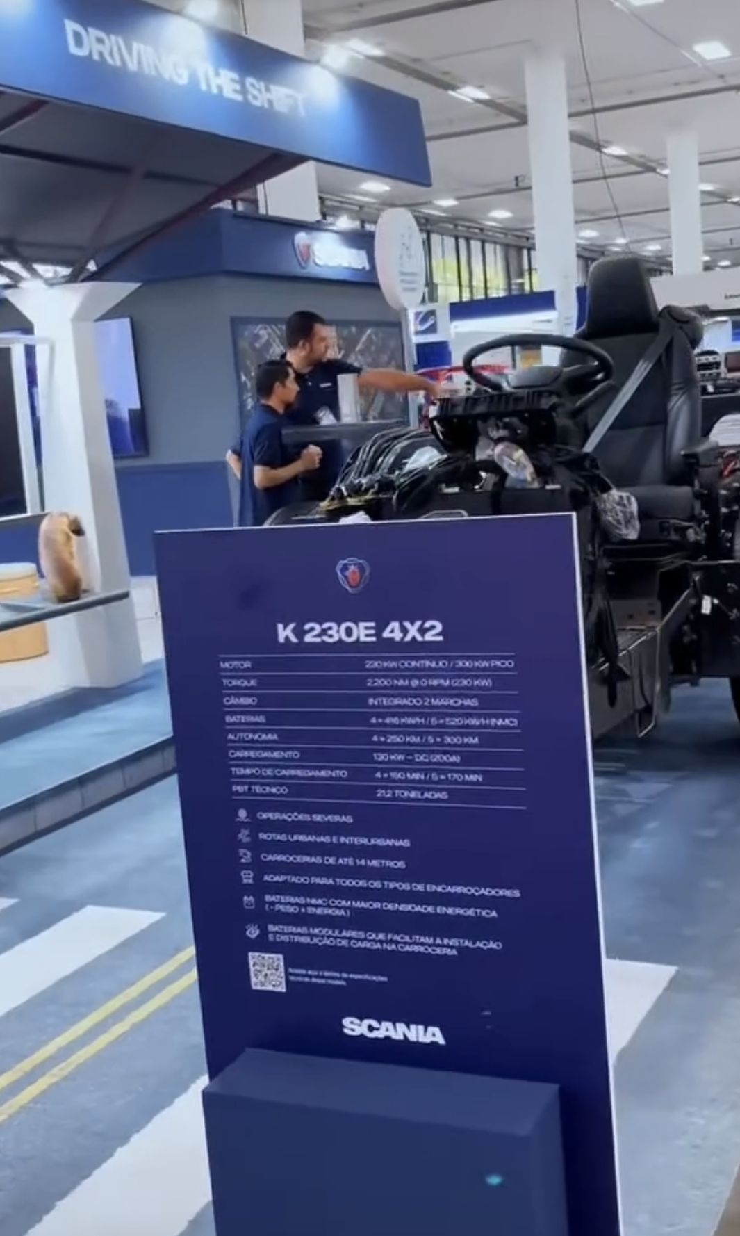 Totem informativo diante de veículo em exposição