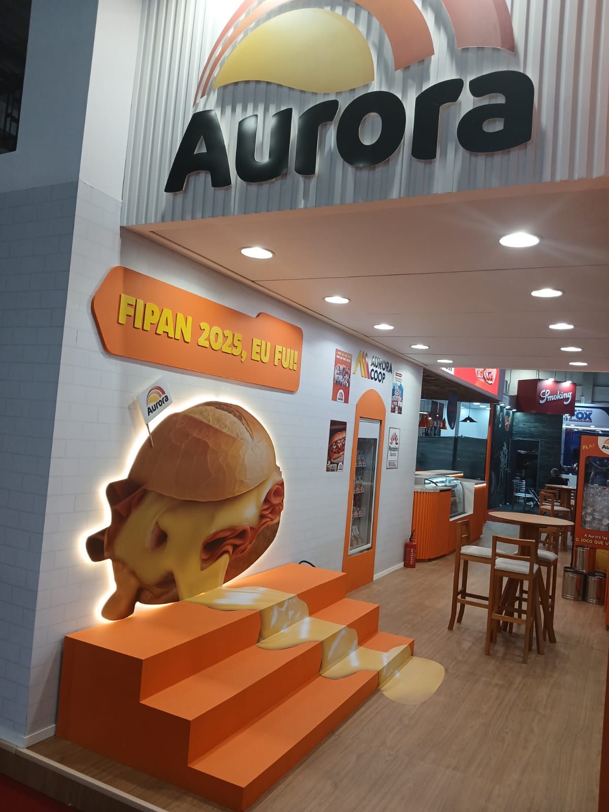 Entrada de estande com letreiro em relevo