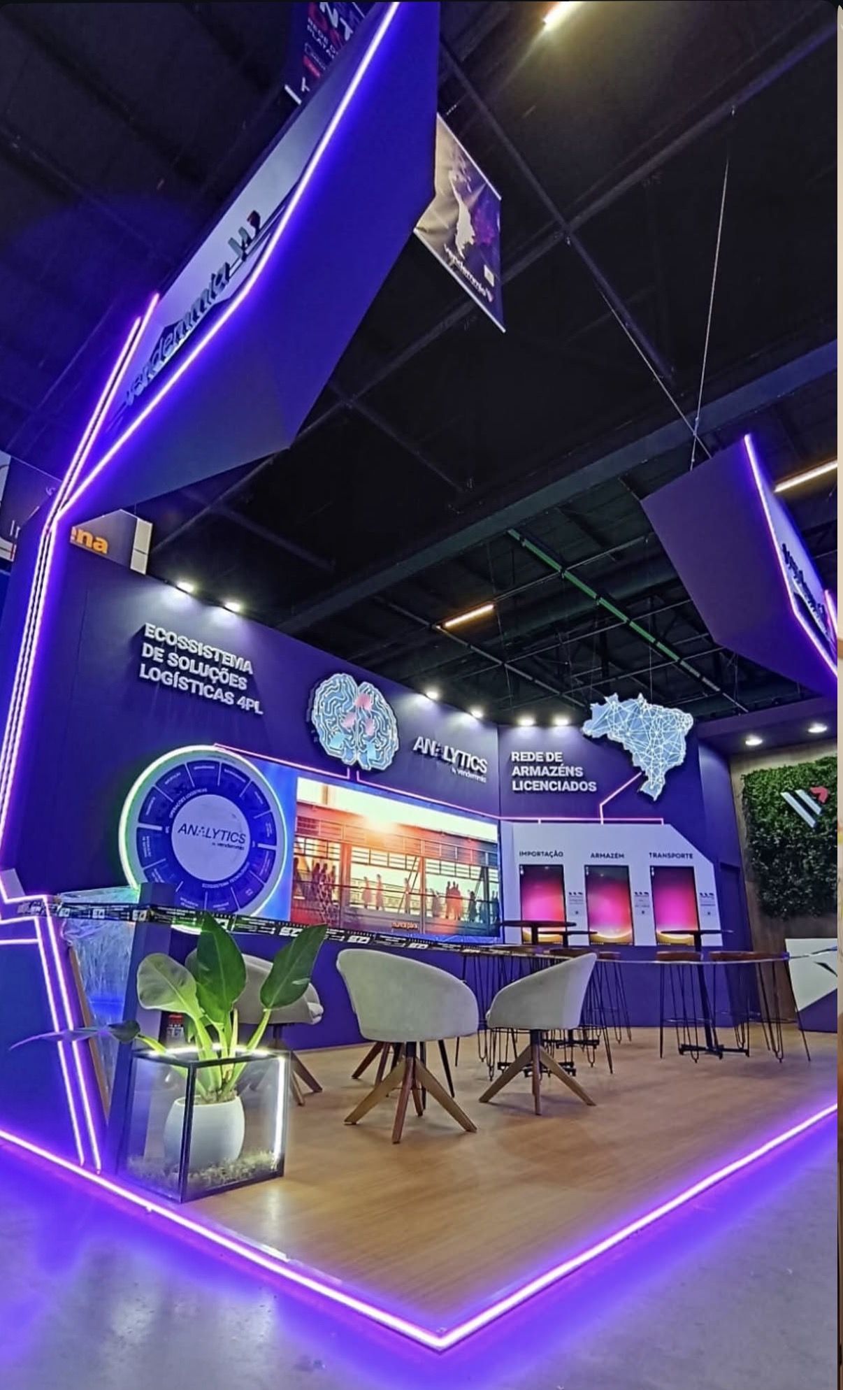 Estande com contorno de luz neon e lounge