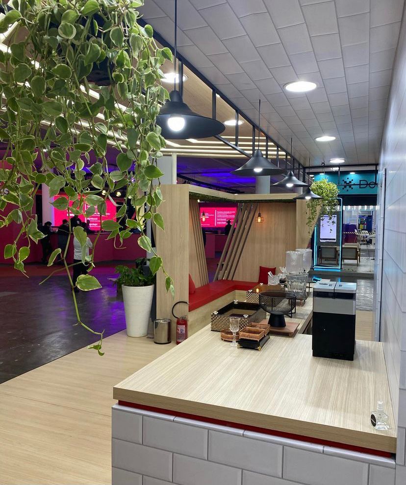 Café de estande com plantas pendentes