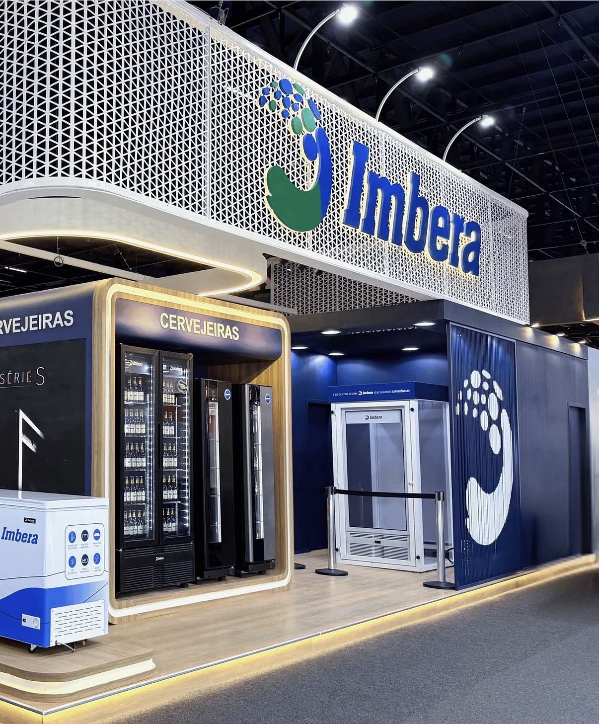 Fachada perfurada com refrigeradores em exposição