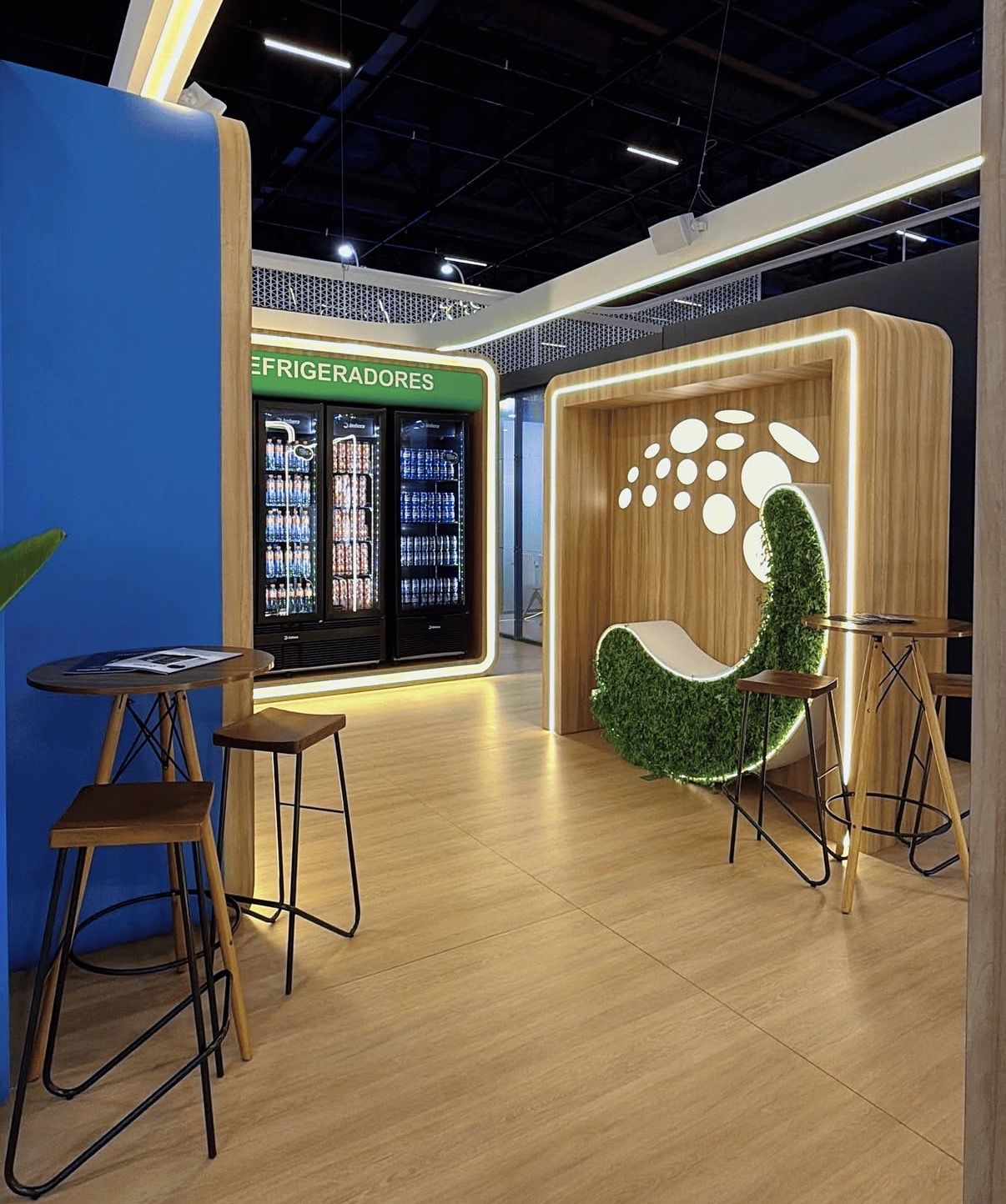 Nicho de madeira com painel verde