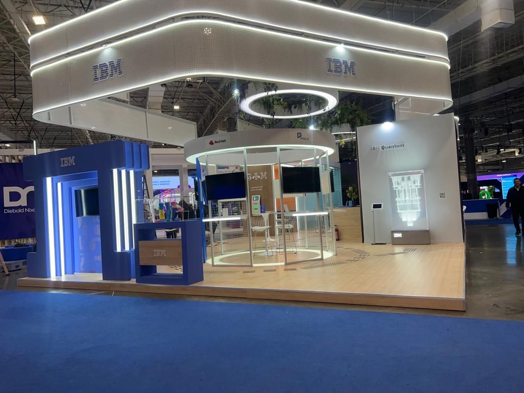 Estande com anel de luz suspenso