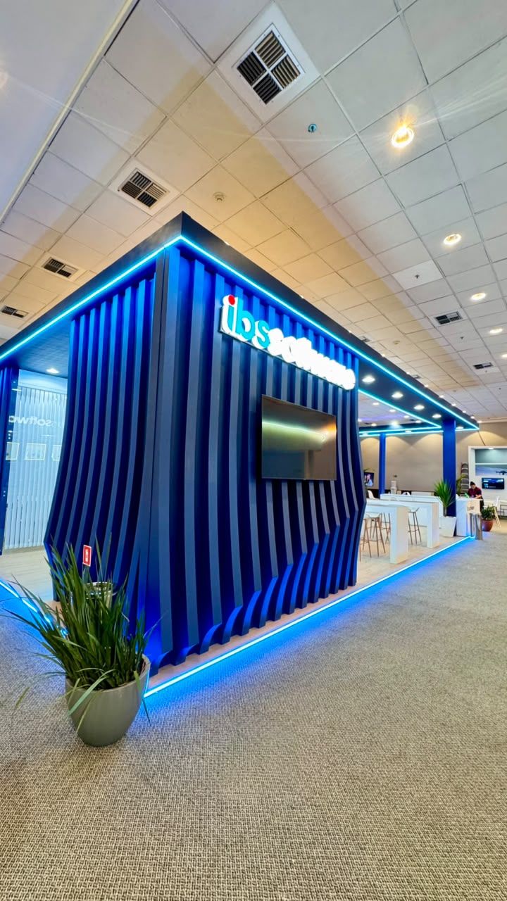 Estande azul com painéis ondulados