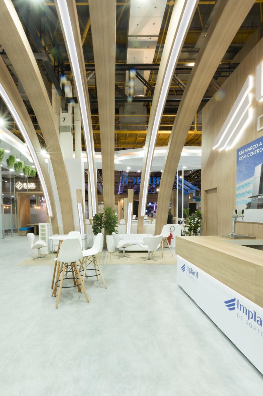 Colunas de ripas em arco com linhas de luz