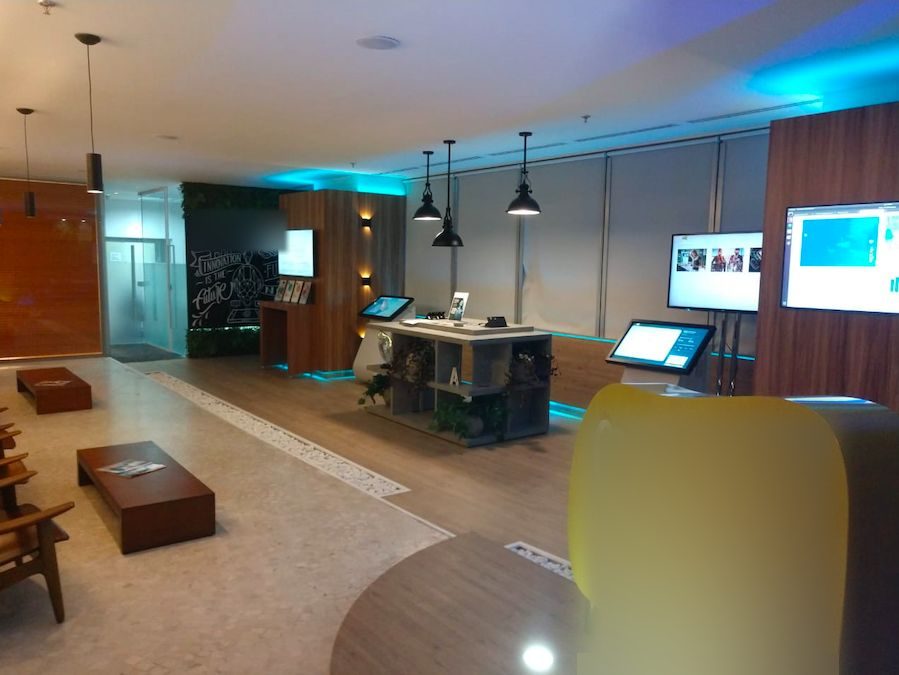 Showroom com totens interativos
