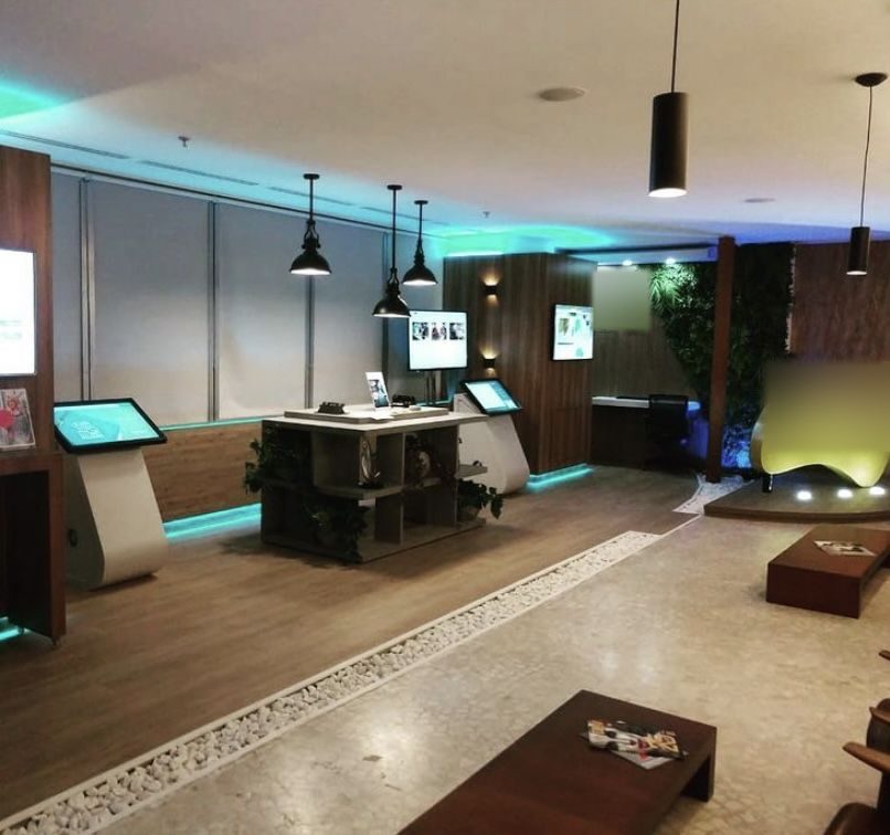 Showroom com totens e caminho de luz